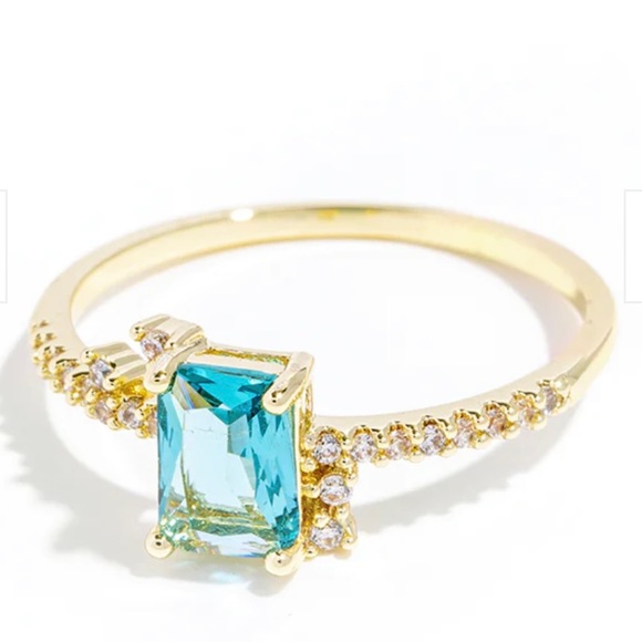 NWT/NIB Beautiful Aqua Crystal w/ Thin Gold Band and Accent White Crystals - Picture 1 of 2